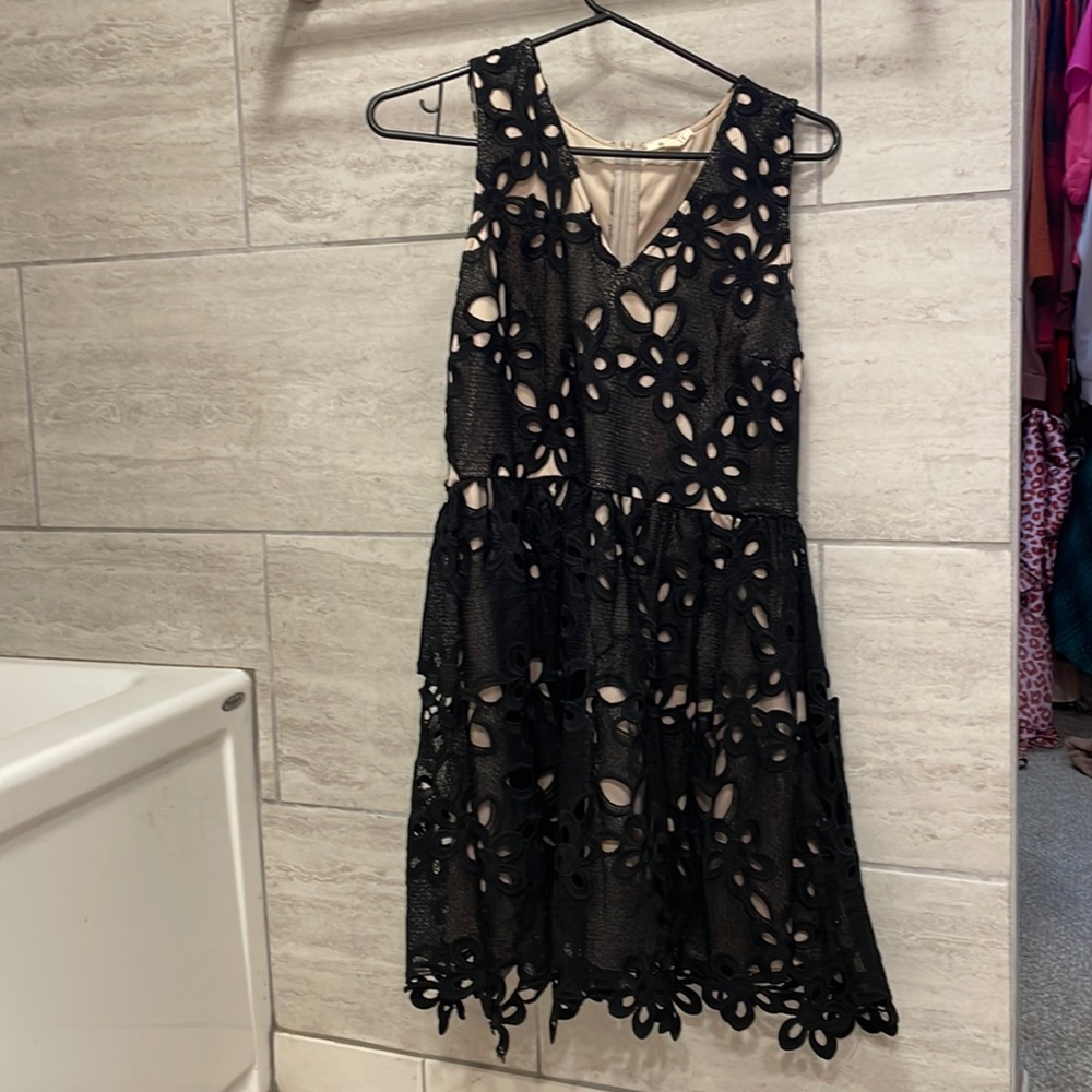 Black cocktail v neck sleeveless dress